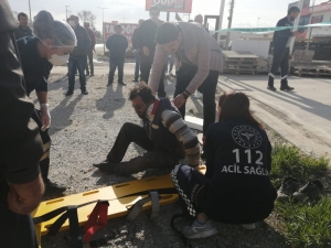 İşçilerin Taşıdığı Demir, Elektrik Tellerine Temas Etti: 3 Yaralı