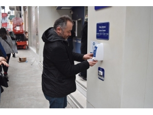 Banka Şubelerine El Dezenfektanları Yerleştirildi