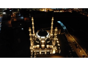 Korona Virüse Karşı Camilerden Tekbir Ve Dua Sesleri Yükseldi