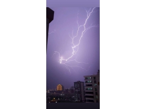 Diyarbakır’da Şimşekler Geceyi Gündüze Çevirdi