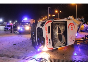 Tekeri Patlayan Ambulans Beton Bariyere Çarparak Fabrika Bahçesine Devrildi: 3 Yaralı