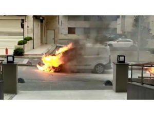 Kadıköy’de Otomobilin Sokak Ortasında Alev Alev Yandığı Anlar Kamerada