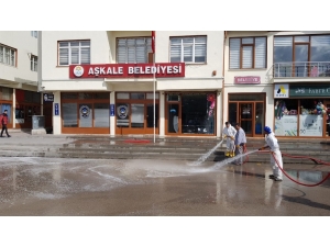 İlçe Merkezi Köpüklü Suyla Yıkandı