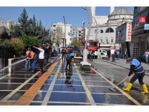 Cizre’de Cadde Ve Sokaklar Yıkanıyor