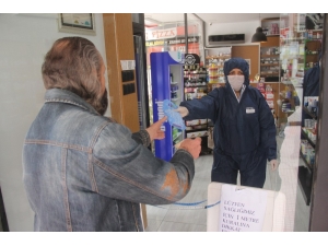 Eczanede Özel Kıyafetli Ve Güvenlik Şeritli Korona Önlemi