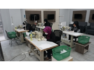 İzmit Belediyesi Steril Maske Üretimine Devam Ediyor