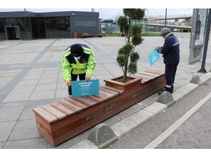 “Evinde Kal” Mesajı Şehrin Bir Çok Yerine Asıldı