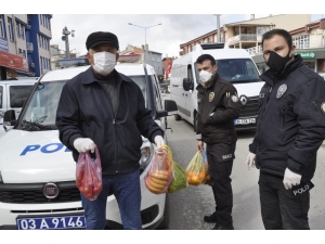 Şuhut’ta Evde Oturanların İhtiyaçlarını Polis Ekipleri Karşılıyor