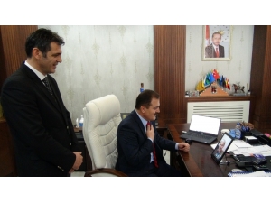 Vali Akbıyık, Yaşlı Vatandaşlarla Görüntülü Görüştü