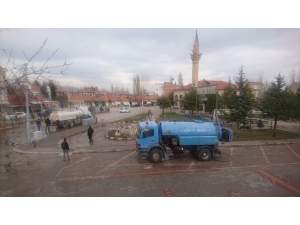 Aslanapa’da Tüm Sokaklar Dezenfekte Ediliyor, Yaşlılar Tek Tek Ziyaret Ediliyor