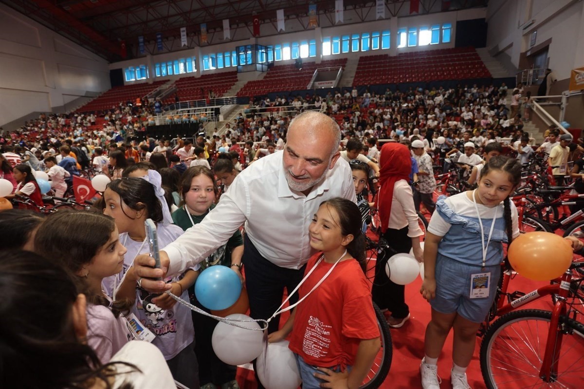 canik-te-2-bin-500-cocuk-hediyelerle-bulusuyor