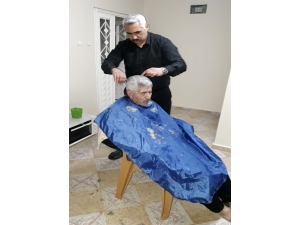 Korona Virüsten İş Yerleri Kapanan Berberlerden Evde Tıraş