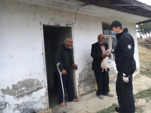 Sinop’ta Polis, 65 Yaş Üstü Kardeşler İçin Odun Kırarak Soba Yaktı