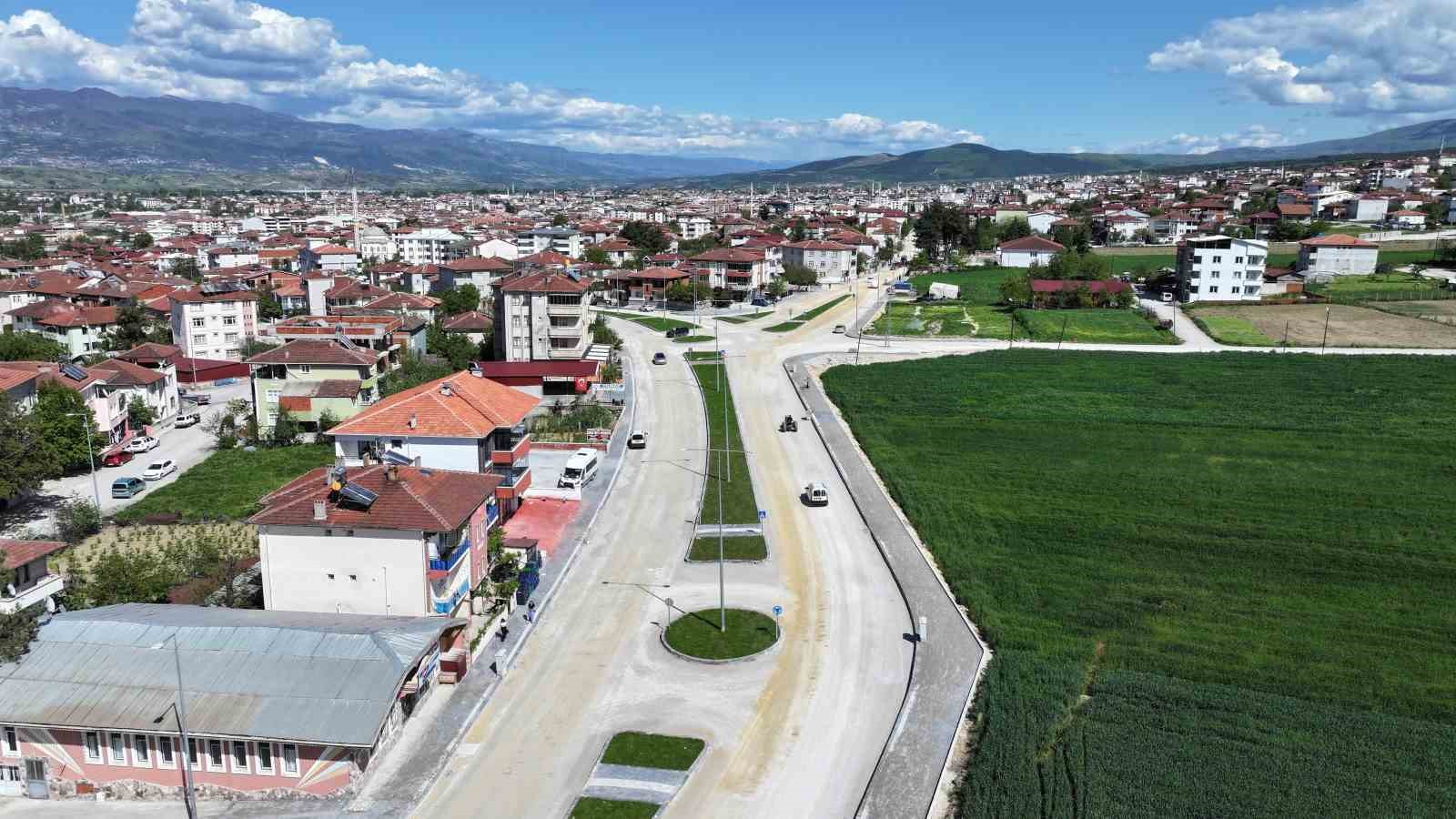 erbaa-da-kazim-karabekir-caddesi-iki-gun-trafige-kapandi