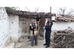 Evden Çıkamayan Vatandaşlara Jandarmadan Destek