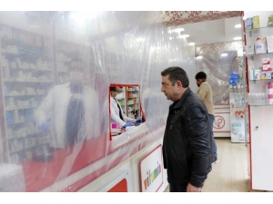 Siirt’teki Eczaneden Korona Virüse Karşı Naylonlu Önlem