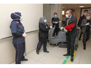 Sağlık Çalışanlarına Kırmızı Karanfil