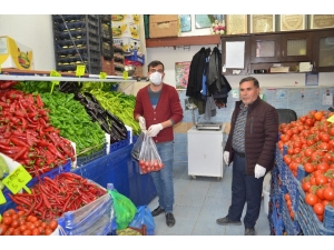 Esnaflar Da 65 Yaş Üstü Vatandaşa Yardımcı Oluyor