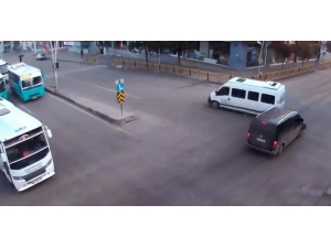 Erzurum’da 5 Kişinin Yaralandığı Feci Kaza Kameralara Yansıdı