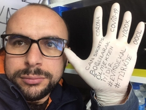 82 Yaşındaki Dededen ’Evde Kal’ Çağrısı