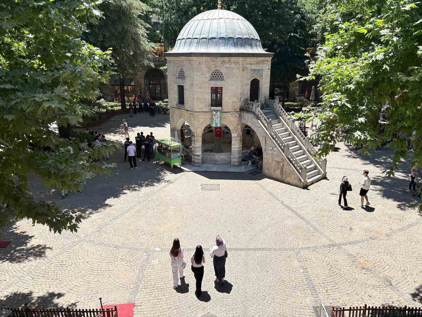 kozahan-da-masa-ve-sandalyeler-yeniden-toplatildi
