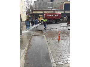 Bulanık’ta Köpüklü Suyla Temizlik Çalışması