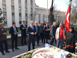 Bakan Gül, Muhsin Yazıcıoğlu’nu Kabri Başında Andı