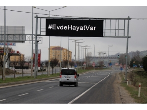 Bolu’da, Sürücülere Işıklı Tabelalardan ‘Evde Kal’ Çağrısı