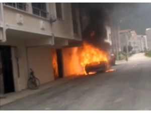 Park Halindeki Otomobil Alev Topuna Döndü