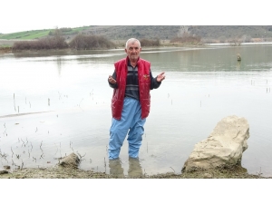 Ölmüşlerine Dua Etmek İçin Gölün İçine Giriyorlar