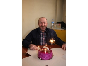 Tek Başına Doğum Günü Kutladı