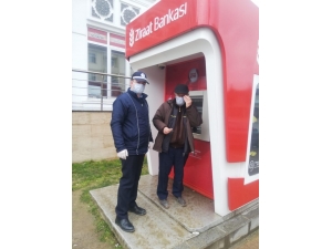 Kaynarca’da Zabıta, Kalp Hastası Yaşlı Vatandaşın Maaşını Çekmesine Yardımcı Oldu