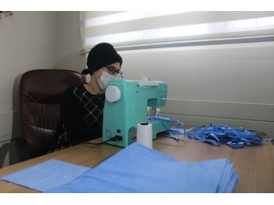 Bu Mahallenin Kadınları Sağlık Çalışanları İçin Evlerinde Maske Dikiyor