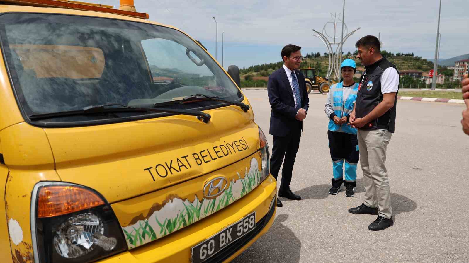 tokat-belediyesi-nde-cop-taksi-direksiyonuna-kadin-eli-degdi