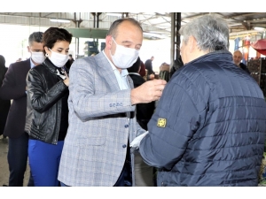 Başkan Akın Pazar Esnafına Maske Dağıttı