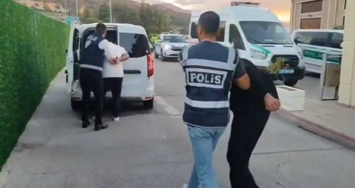 polis-ve-savciyiz-diyerek-kandirdilar-altinlarla-kacarken-yakalandilar