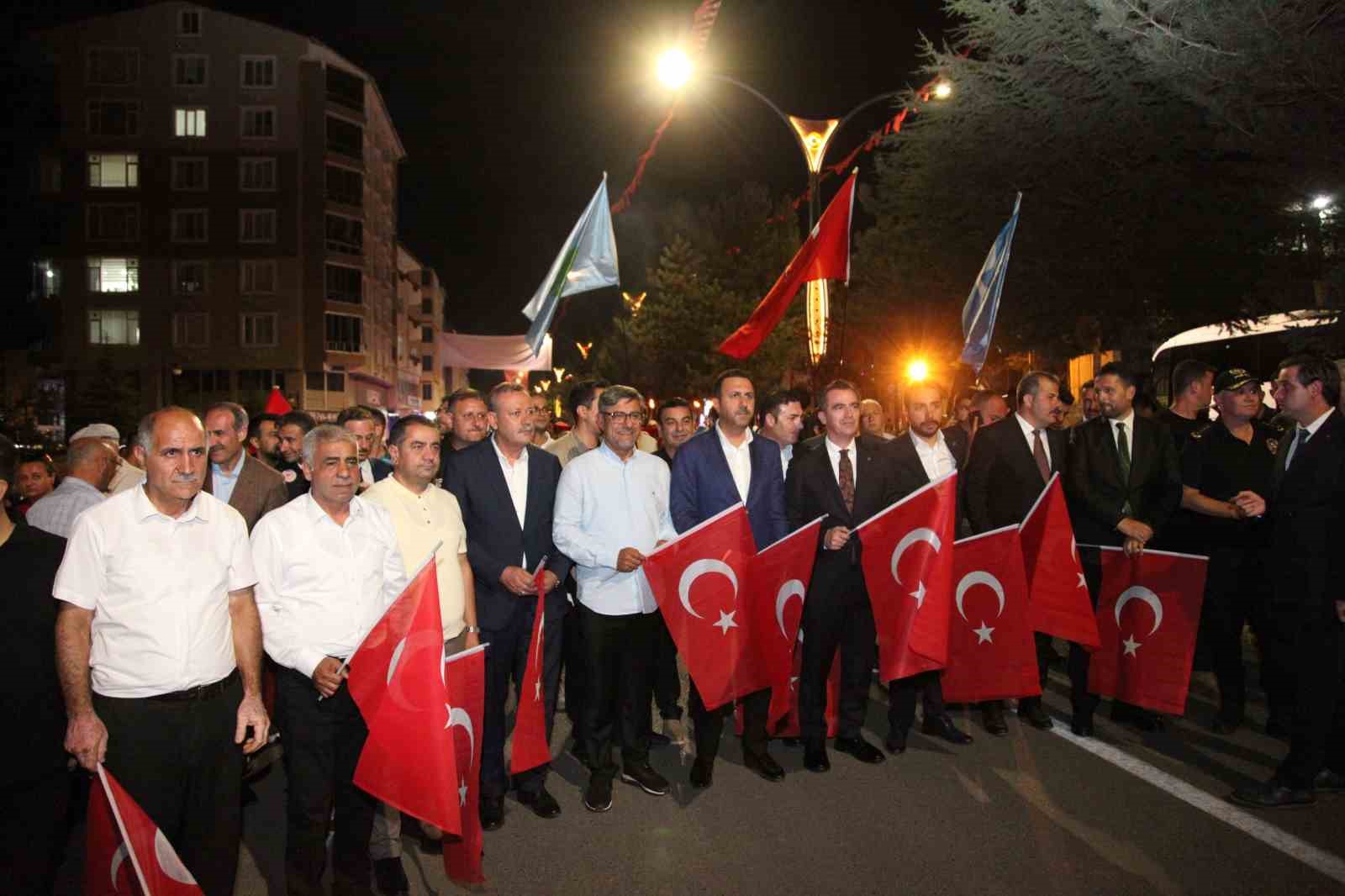 ahlat-ta-malazgirt-zaferi-nin-955-yili-dolayisiyla-fener-alayi-ve-bayrak-yuruyusu-yapildi