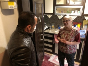 Başkan Yıldız İhtiyaç Sahibi Şadiye Teyzenin Yüzünü Güldürdü