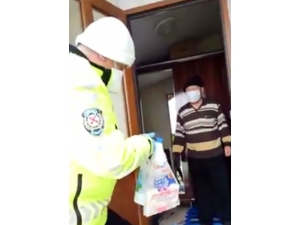 Evden Çıkamayan Kıbrıs Gazisinin Market Alışverişini Polis Yaptı