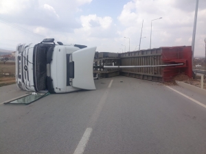 Karaman’da Pts Direğine Çarpan Tır Devrildi: 1 Yaralı