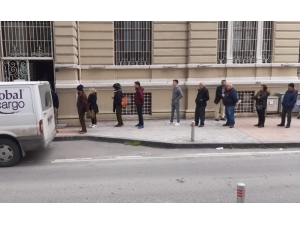 Samsun’da Banka Önlerinde Kuyruk Oluştu