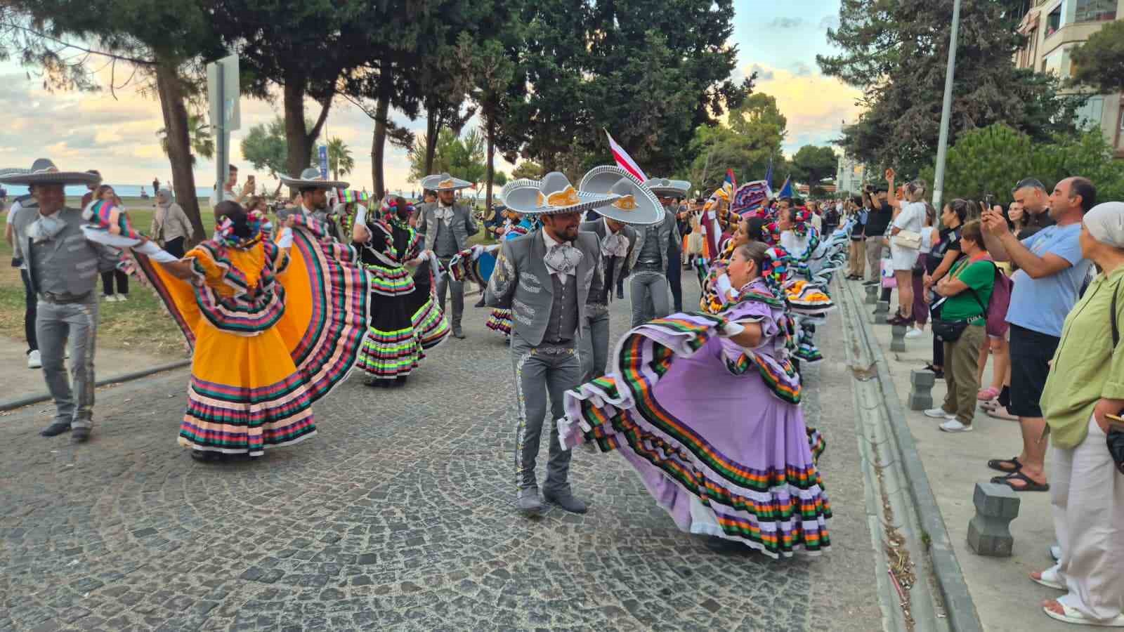 36-uluslararasi-samsun-halk-oyunlari-festivali-renkli-goruntulerle-basladi