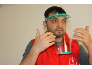 Isparta’da Öğretmenler Sağlıkçılar İçin Kalkanlı Maske Üretiyor