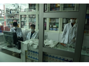 Siverek’te Eczacıdan Korona Virüse Karşı Camlı Önlem