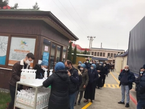 İşçilere El Dezenfektanı Dağıttılar