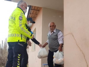 Akçadağ’da Yaşlıların Alışverişi Polisten