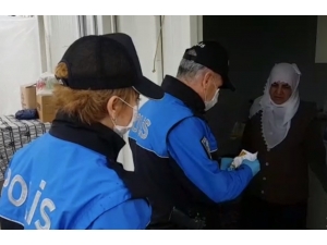 Polis 371 Yaşlıya Hizmet Etti, Maaşlarını Bile Çekip Teslim Etti