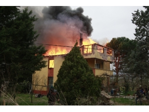İki Katlı Ev Küle Döndü