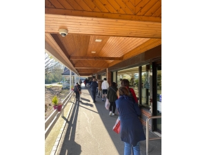 Sokağa Çıkma Yasağı Getirilen İngiltere’de Postane Ve Market Önünde Uzun Kuyruk Oluştu