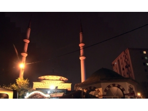 Yatsı Ezanı Sonrası Camilerde Dua Sesleri